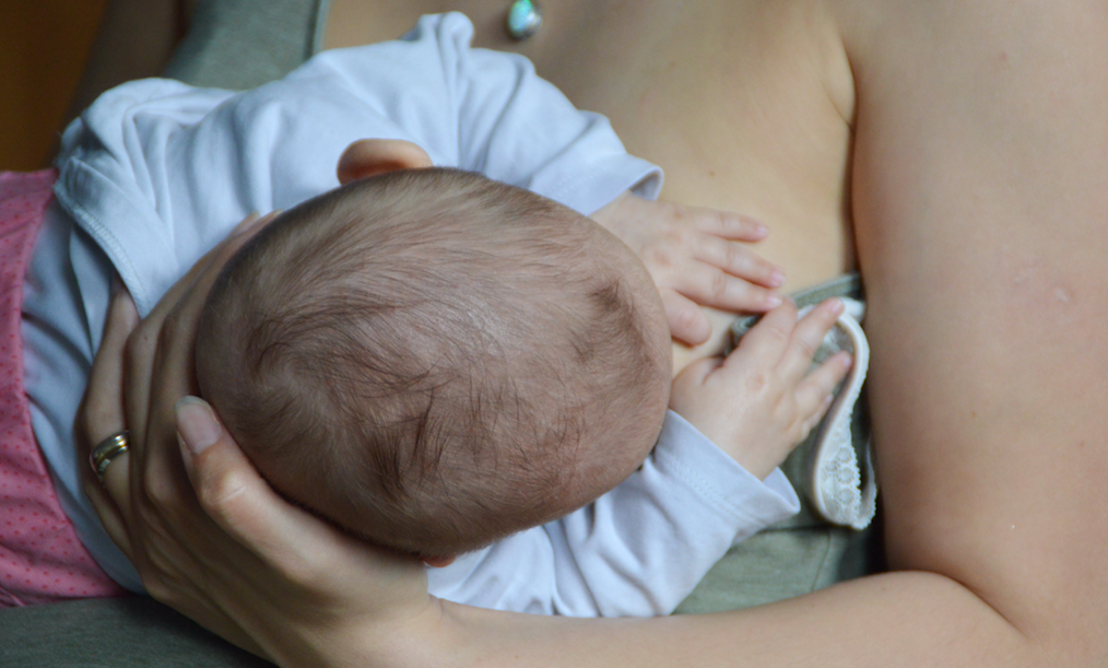 Reconocen derecho de las mujeres a amamantar a sus hijos en lugares públicos y crear el día de personas defensoras de oficio
