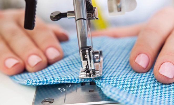Obligada a suspender su trabajo de diseño y confección artesanal de vestidos, dedicada a su hijo de 12 años, y a su mamá, Vidalina Laredo, de 70 años