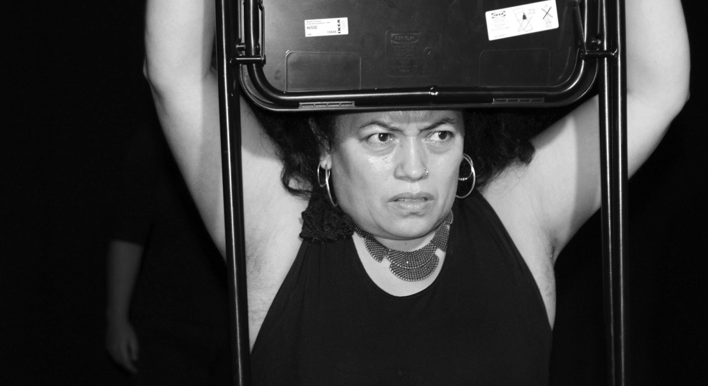 «Las latinas son…», una pieza teatral donde mujeres migrantes hablan del racismo que sufren