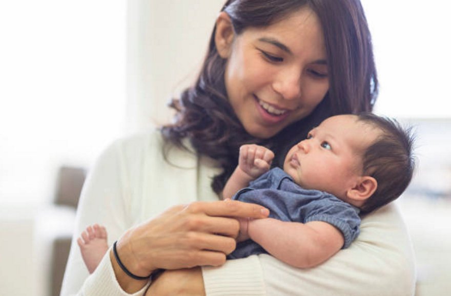 Una tendencia especial, lo que sucede con los nacimientos: menos y madres abrumadoramente solteras