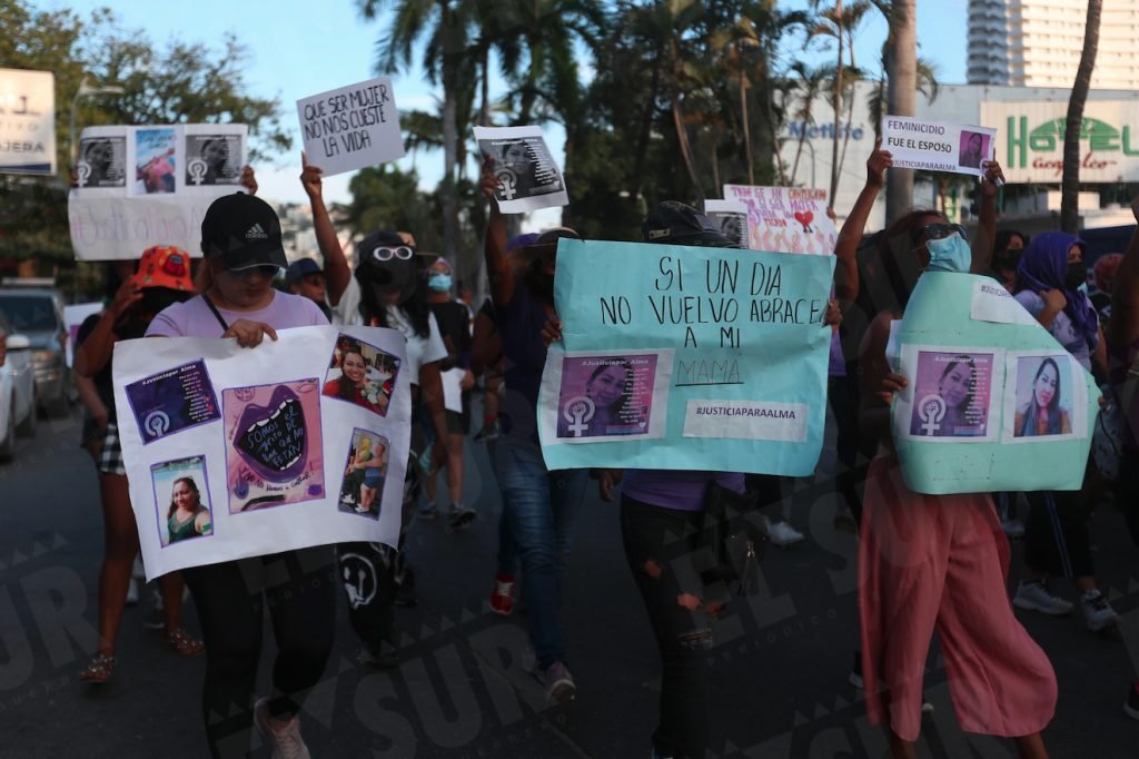 <strong>Marchan en Acapulco en protesta por la violencia y asesinatos contra las mujeres</strong>